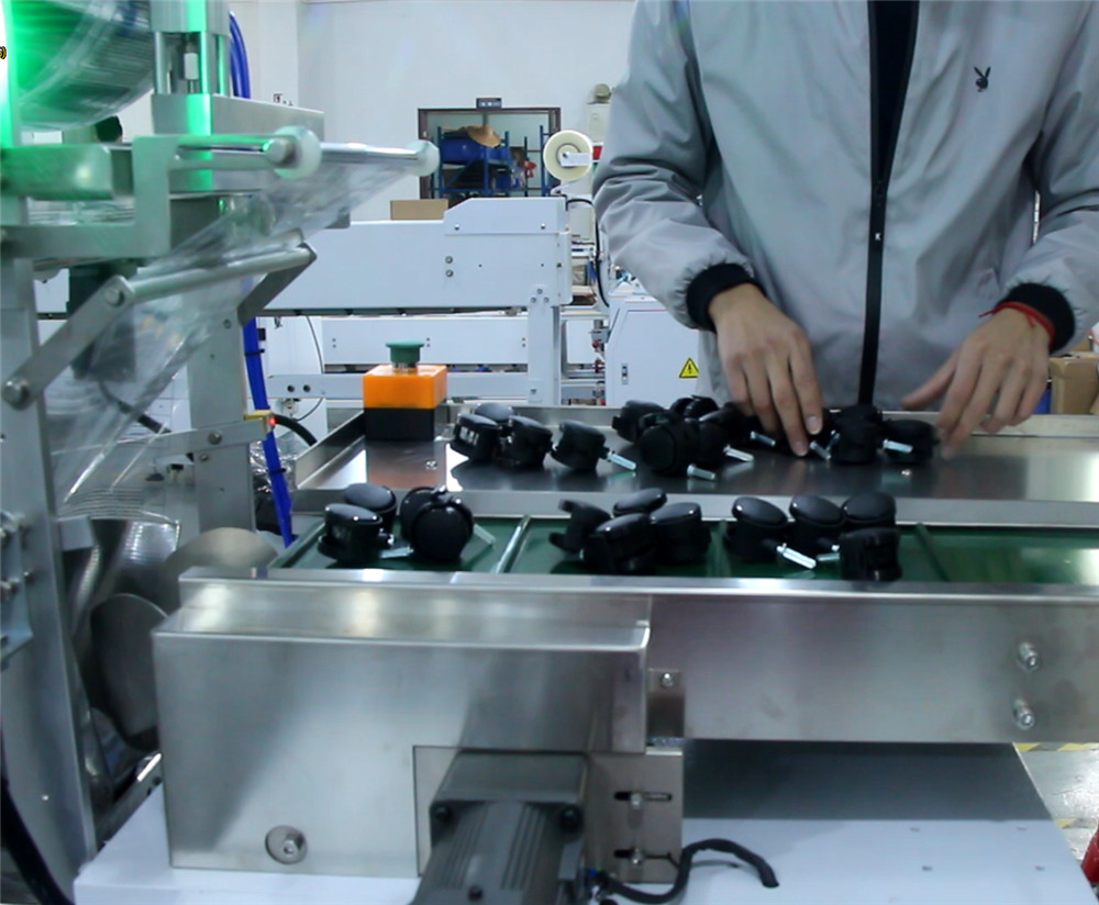 2023 Hot Sales Casters Manual Placement Sealing Bagging Packaging Machine With Printing Text Plastic Film