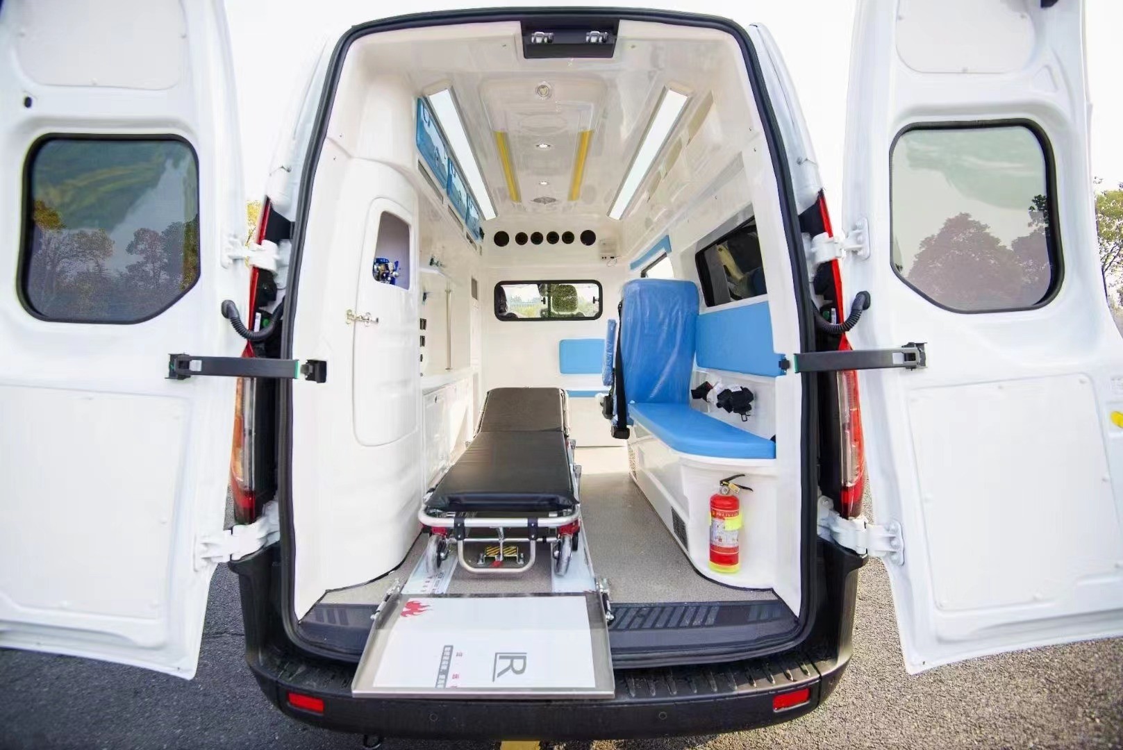 Euro 5 4*2 Ford Emergency Ambulance Car With First Aid Equipment And Cabinet In Side