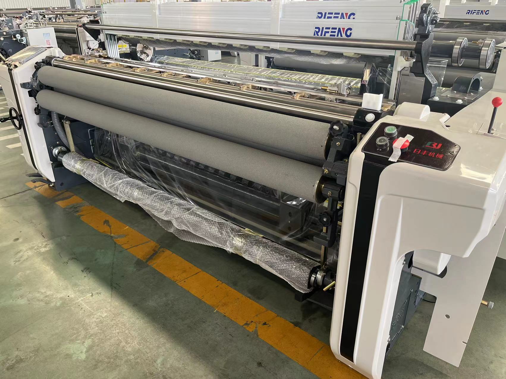 1000 RPM Electronic Dobby Loom 3.6m Water Jet Looms Textile Warping Machine