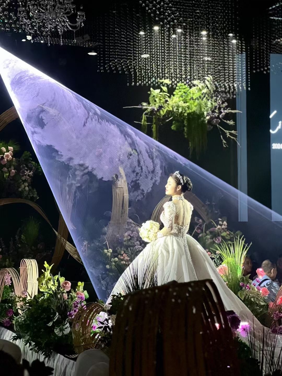 DJ Marriage Bride Magic Wedding Snow Machine&10W RGB Animation Laser Show Light Haze Machine Combination Rain Effect