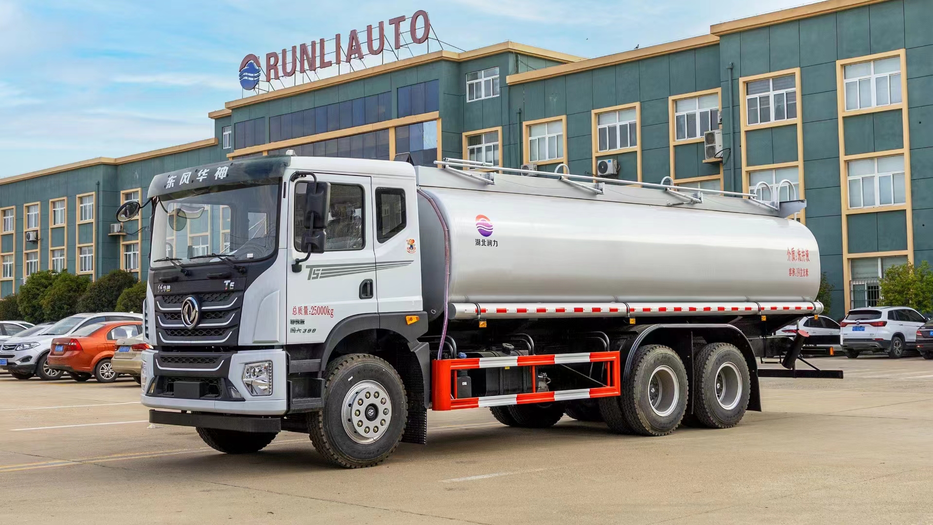 SHACMAN Mobile Refueling Truck/2000L Oil Tank Truck Supplied by Chinese Factory