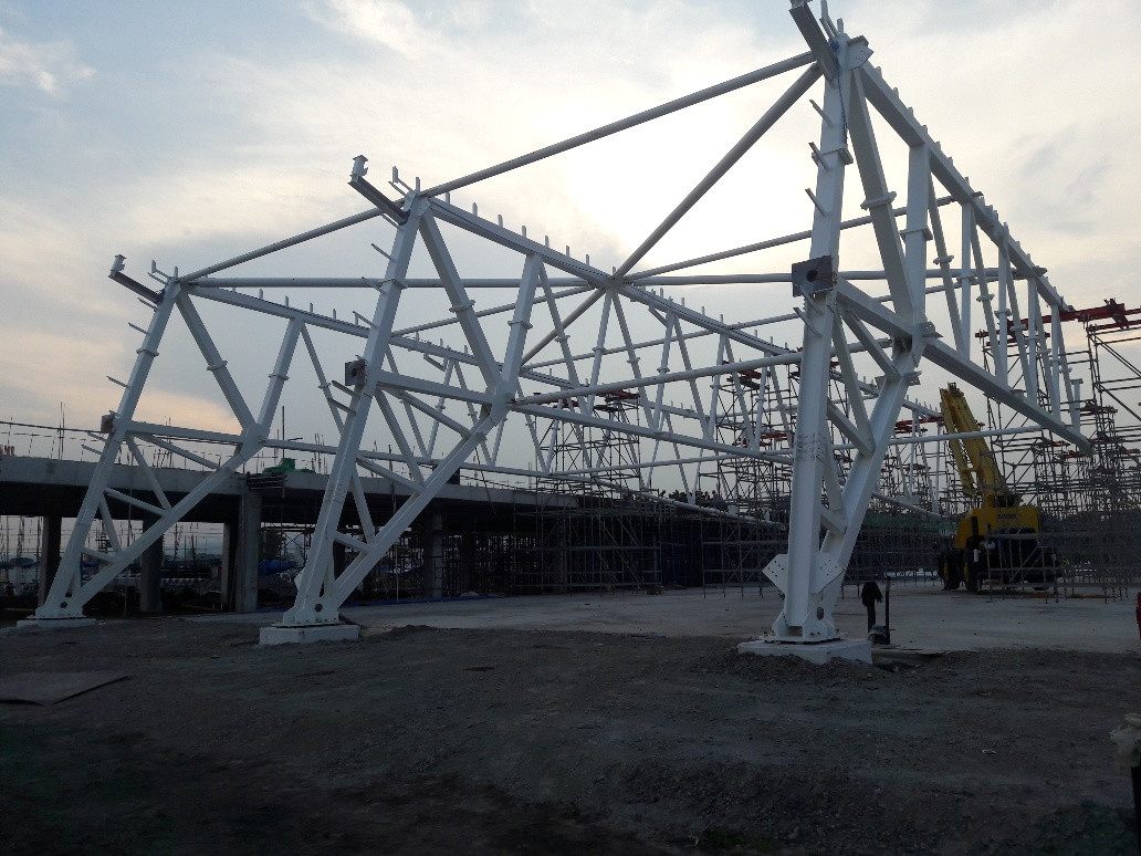 Workers Steel Fabrication Services Welded Precision Steel Truss Components