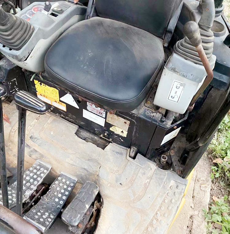 3 Ton Mini Excavator with Blade Made in Japan Rubber Track Earth-Moving Machinery