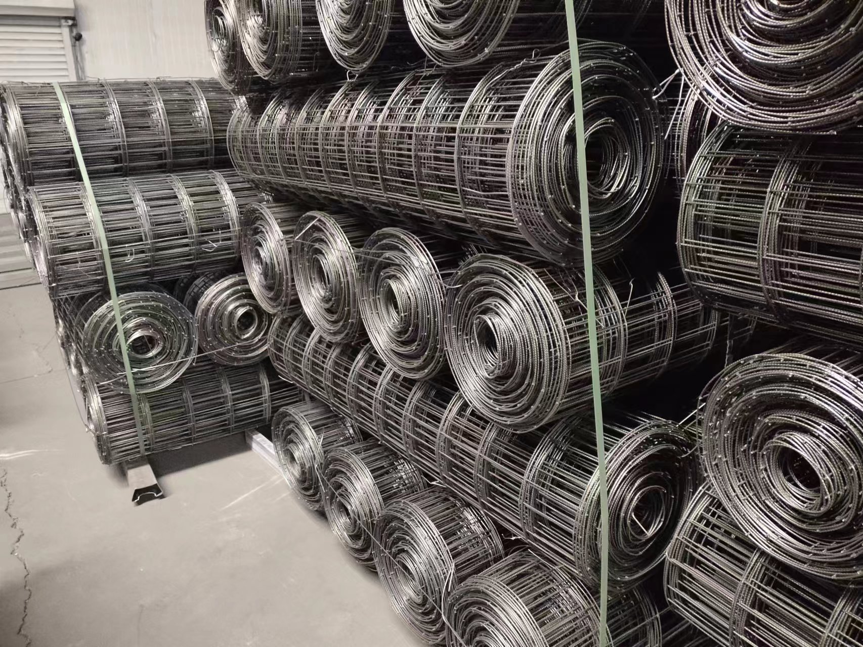 Black welded wire mesh rolls