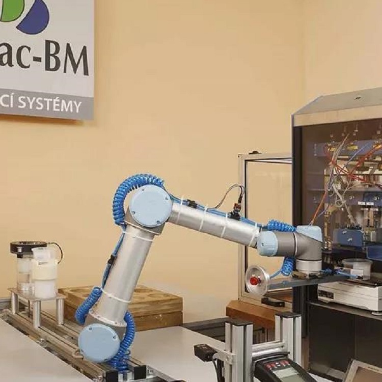Universal Robot UR 3e With 3KG Payload 6 Axis Industrial Robot Arm As Cobot For Engine Assembly