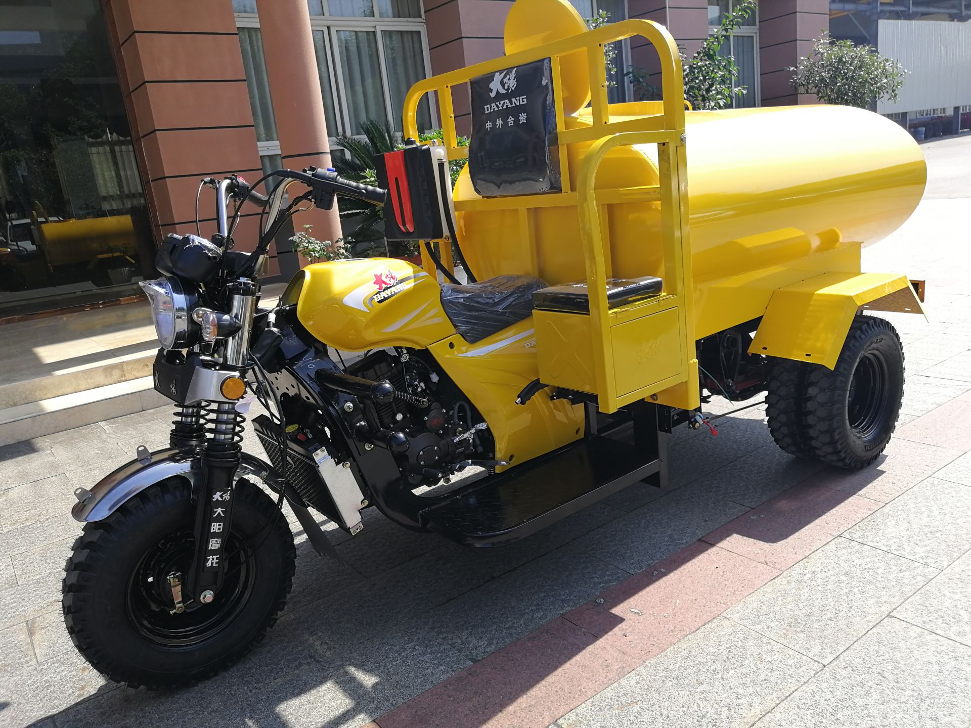 1600L Sprinkler Tricycle with Motorized Driving Type and 250CC Displacement Suitable
