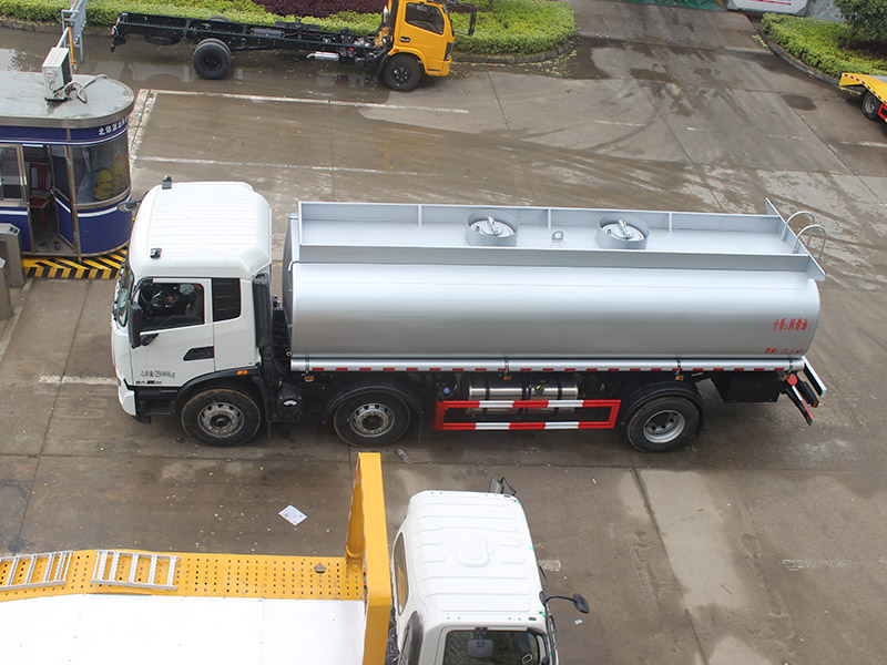 Dongfeng High-end Small Shaft Ordinary Liquid Transport Vehicle
