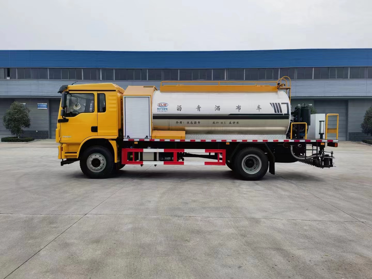 Automotive Asphalt Pressure Distributor for Road Maintenance Asphalt Distributor