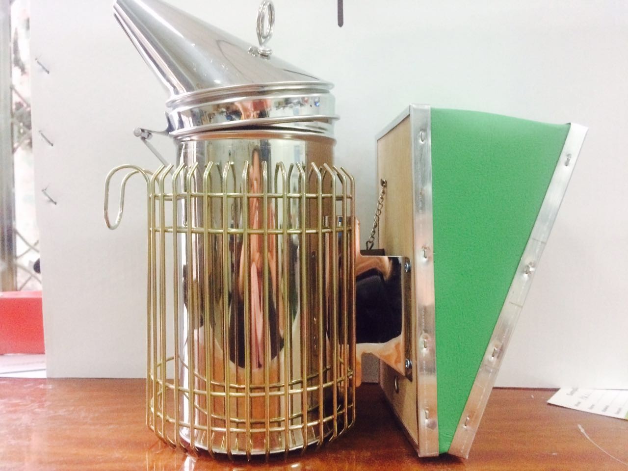 Green American Style Bee Hive Smoker With Atificial Leather Bellow Box For Beekeeping
