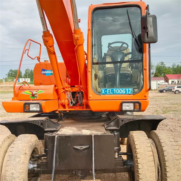 Second Hand Doosan DH150 Excavator with and Machine Weight of 15000 KG in the Middle