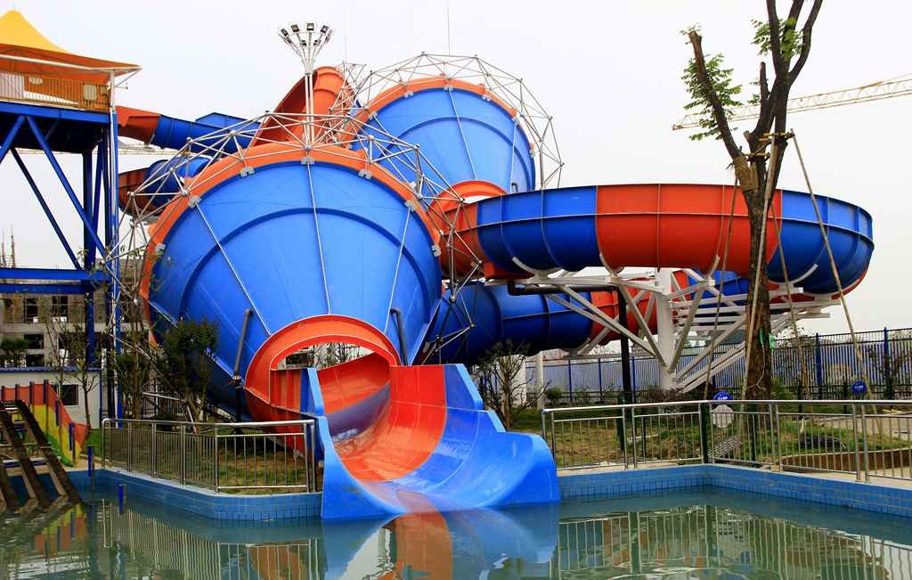 Family Game Fastest Water Park Water Slide , People Going Down Tantrum Water Slide