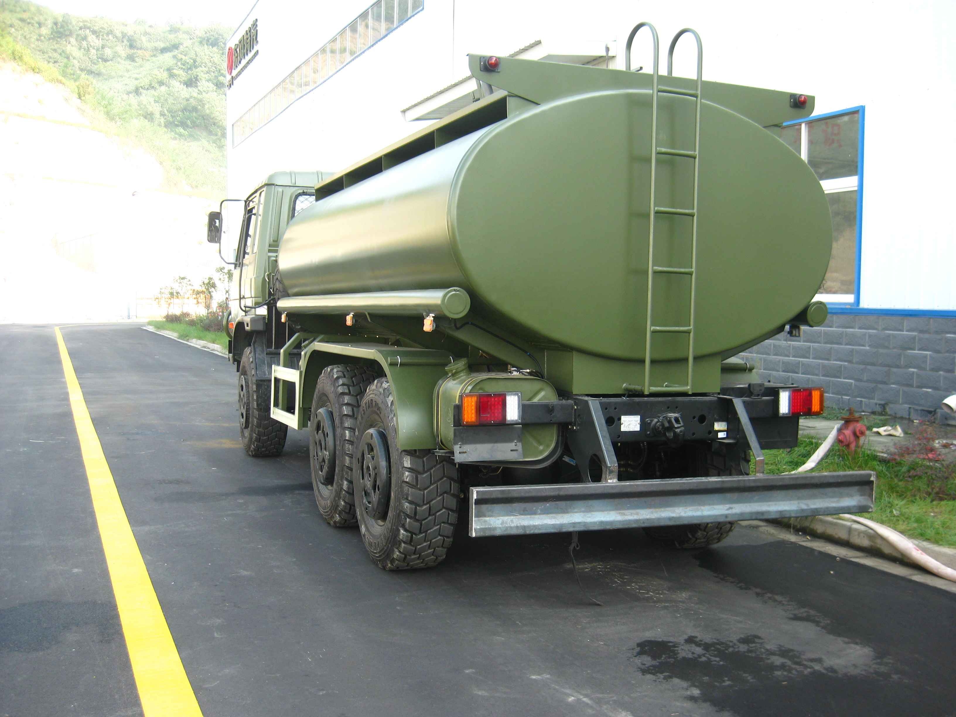 Manual Transmission Dongfeng 6x6 Diesel Fuel Tanker Truck with Large Tank Capacity