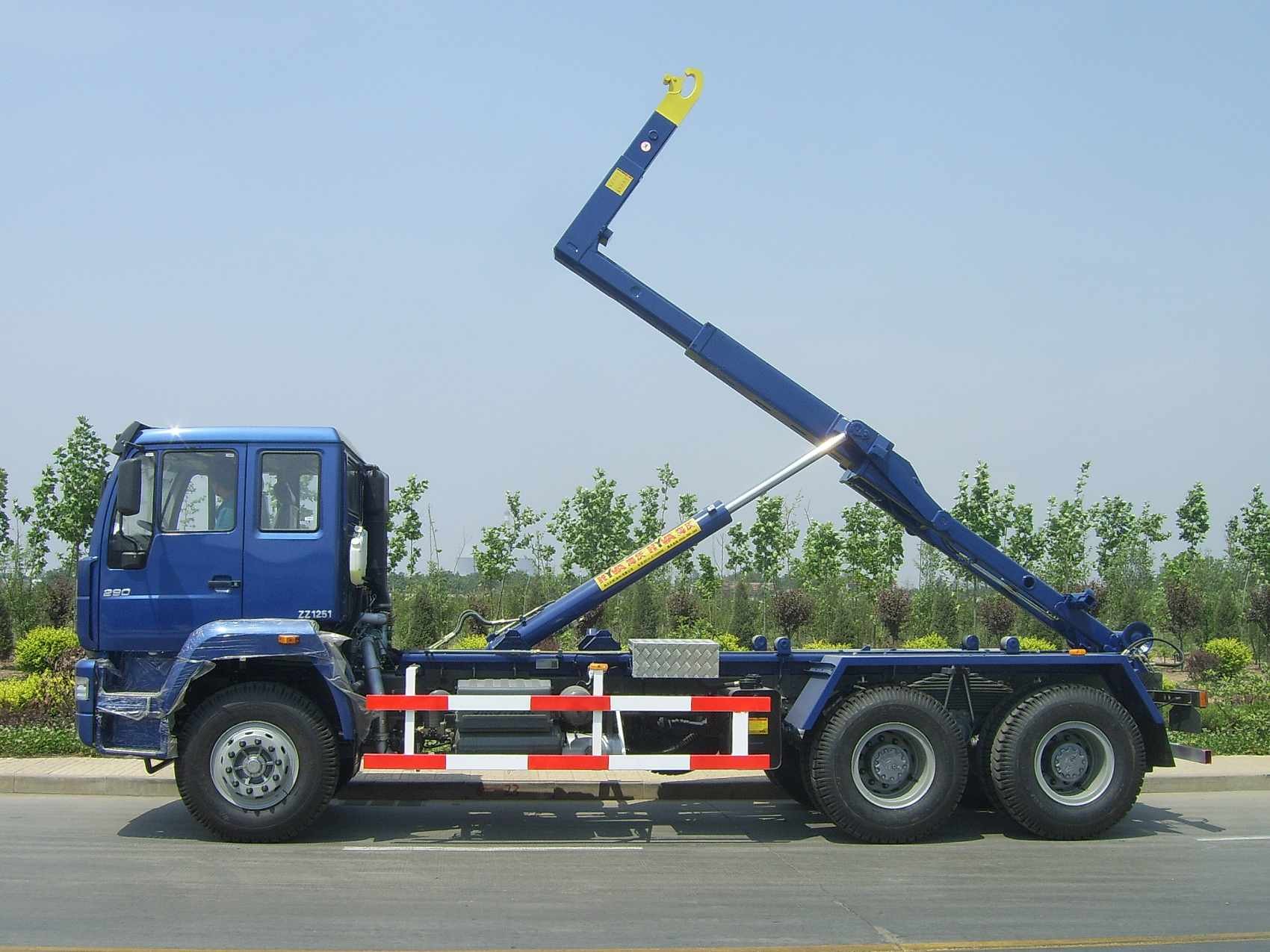 Diesel fuel Type 4x2 Hooklift Garbage Truck 20 Tons With Hydraulic Arm
