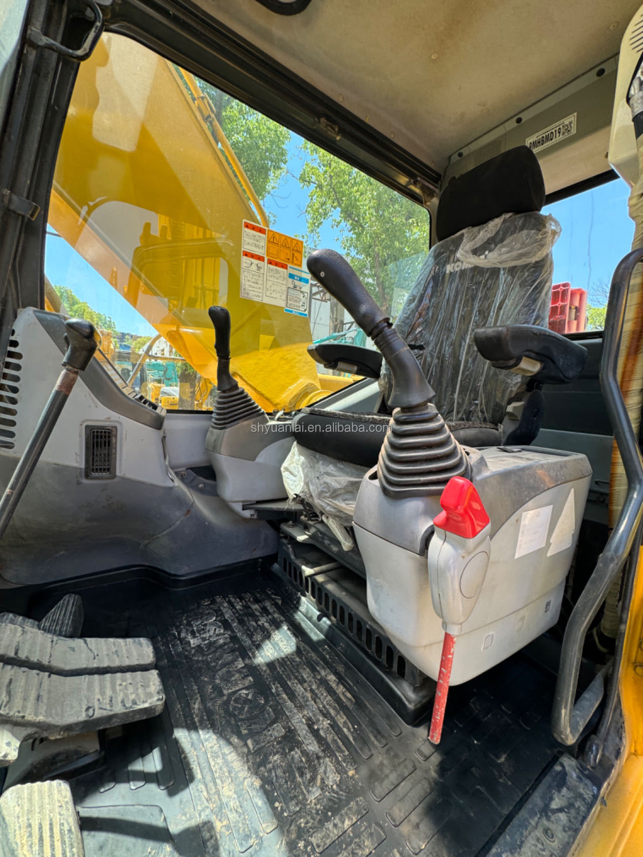 Second-hand Komatsu PC220 Excavator with Fuel-saving and Working Systems at Affordable