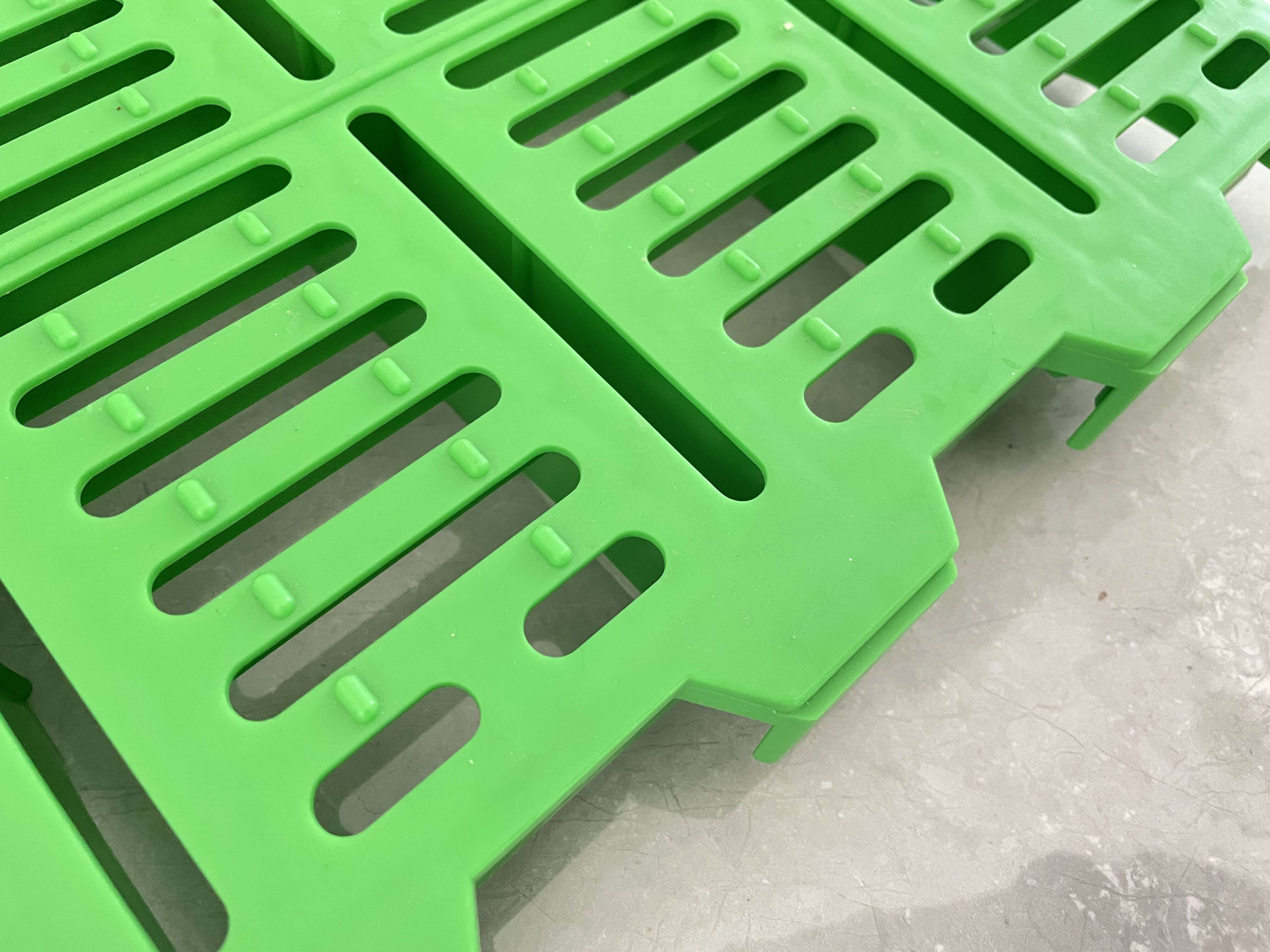 Red Pure PP Plastic Slatted Floor For Sheep Nursery Pigs