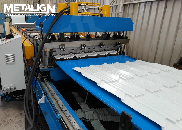 Flying Punching Chain Drive Roof Tile Roll Forming Machine