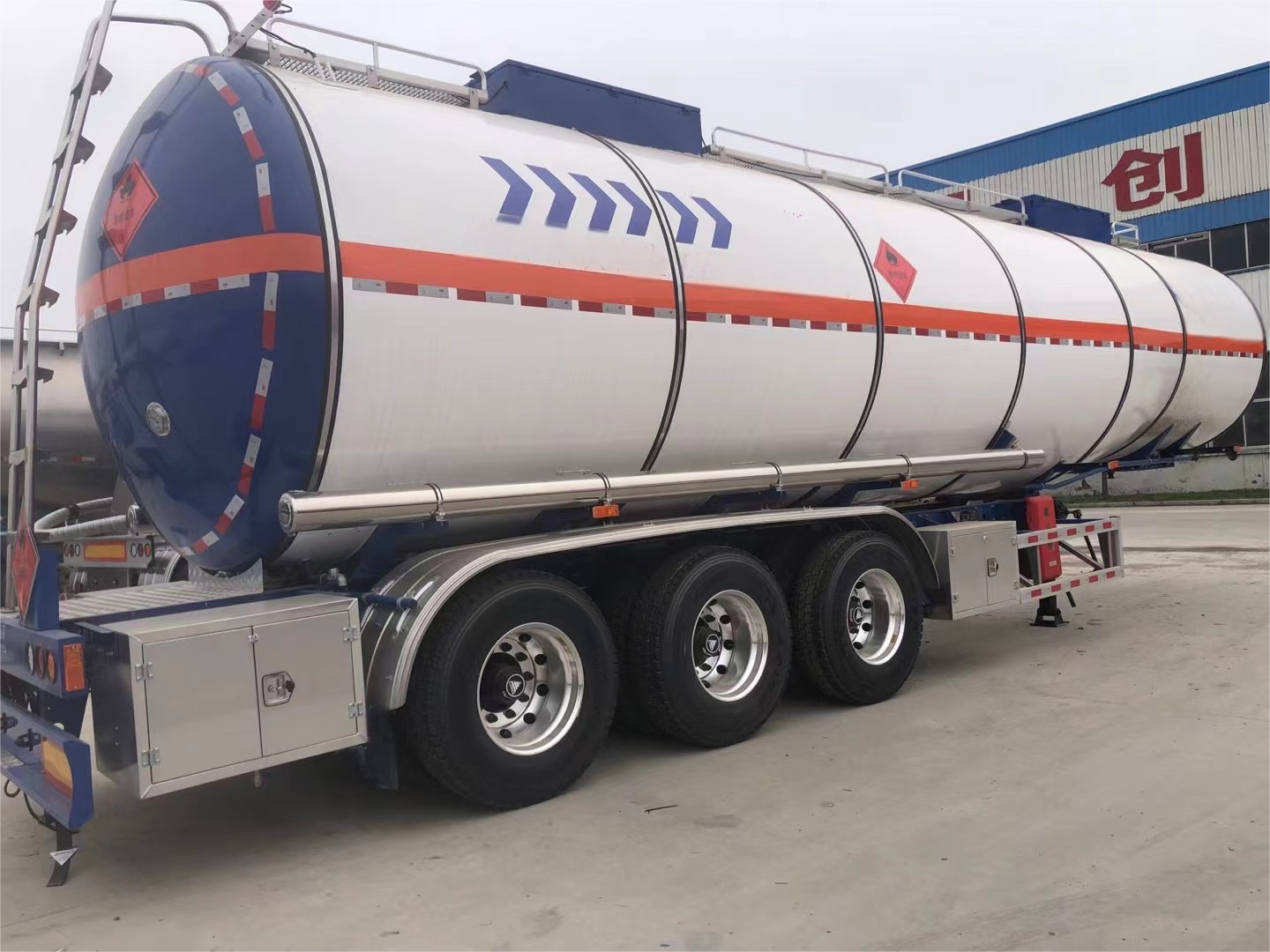 CIMC 3 Axles 8000L/5500L/7000L/7500L Gasoline and Diesel 4 compartments design 28 KL Steel Fuel hydraulic Tank Trailer