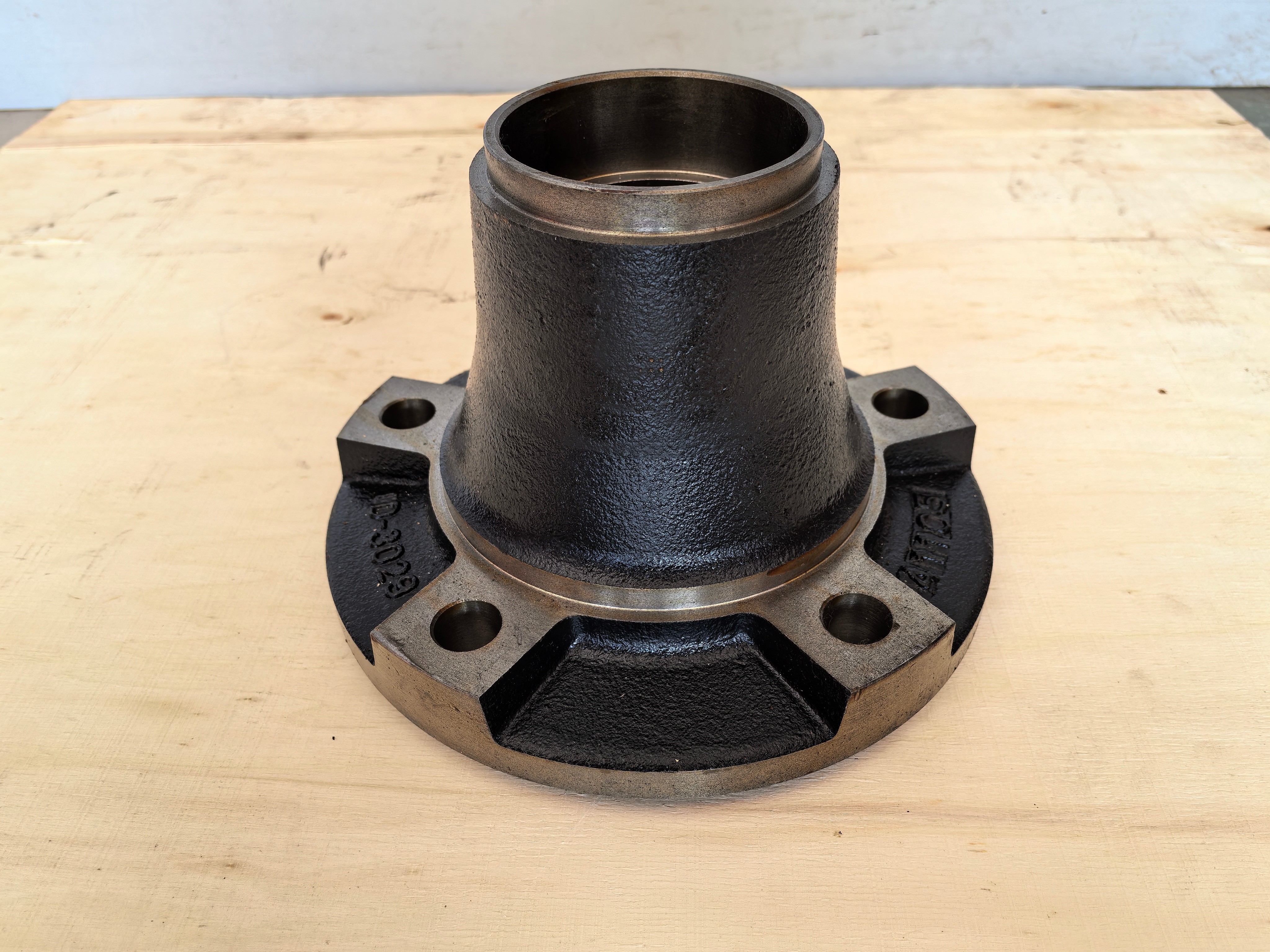 NNR NPR NQR Front Axle Hub 8970172060 Isuzu 4HF1 4HG1 Engine Model Truck Front Wheel 5 Bolt Holes Same Mould With Origin