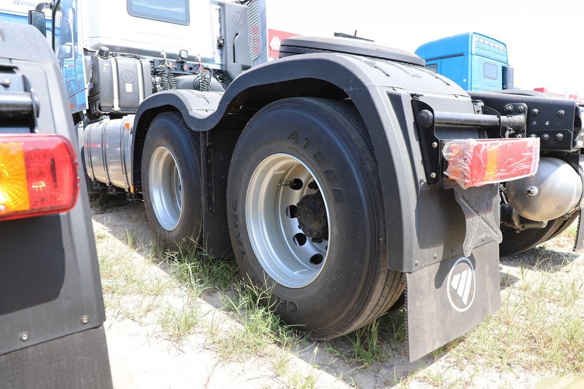 Used Tractor Head Commins Engine 6x4 Tractor Unit Foton Auman Silver Euro 6 Emission Long Haul Transport