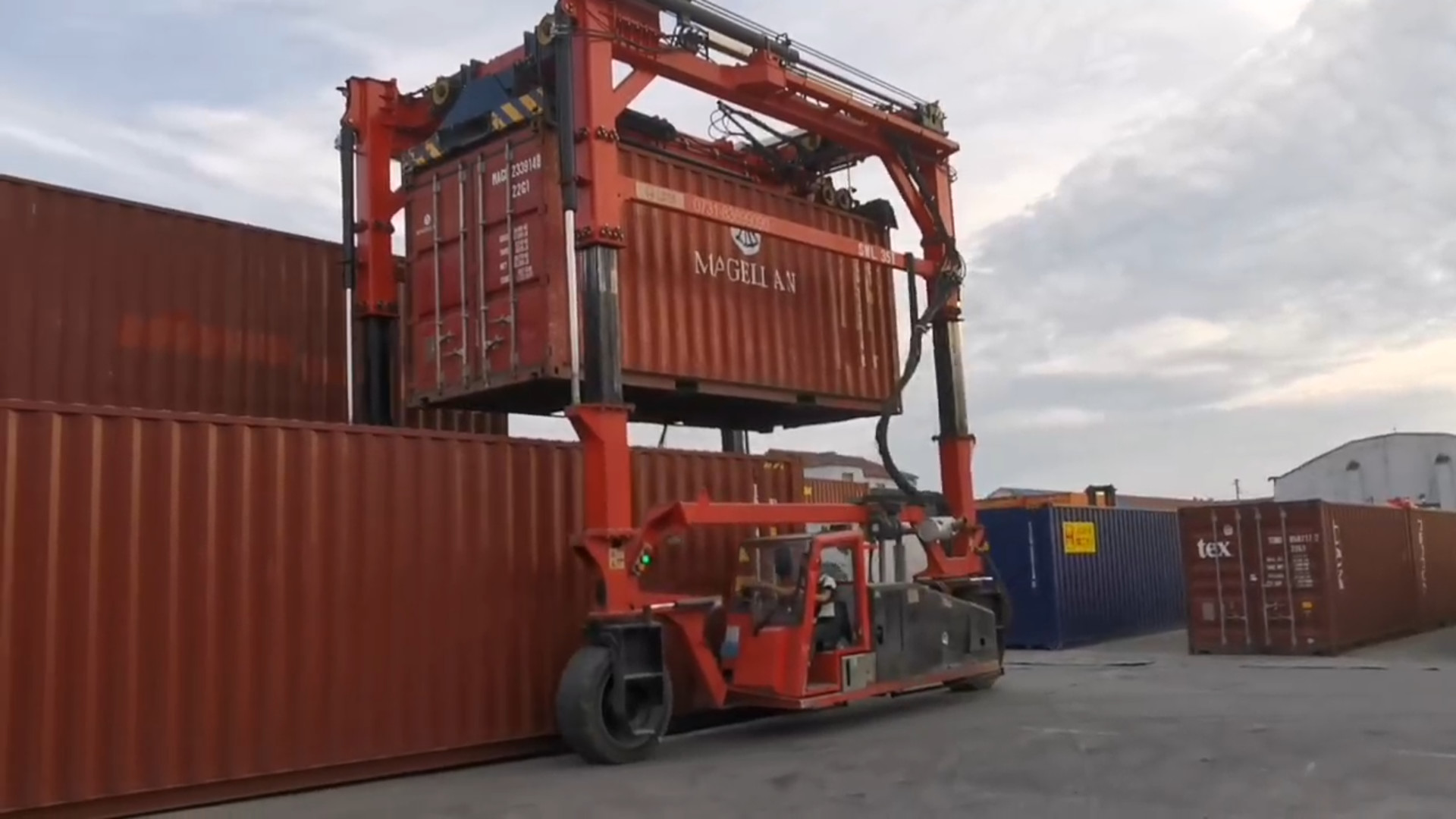 35T Port Straddle Carrier Price Automatic Spreader For Stacking Containers