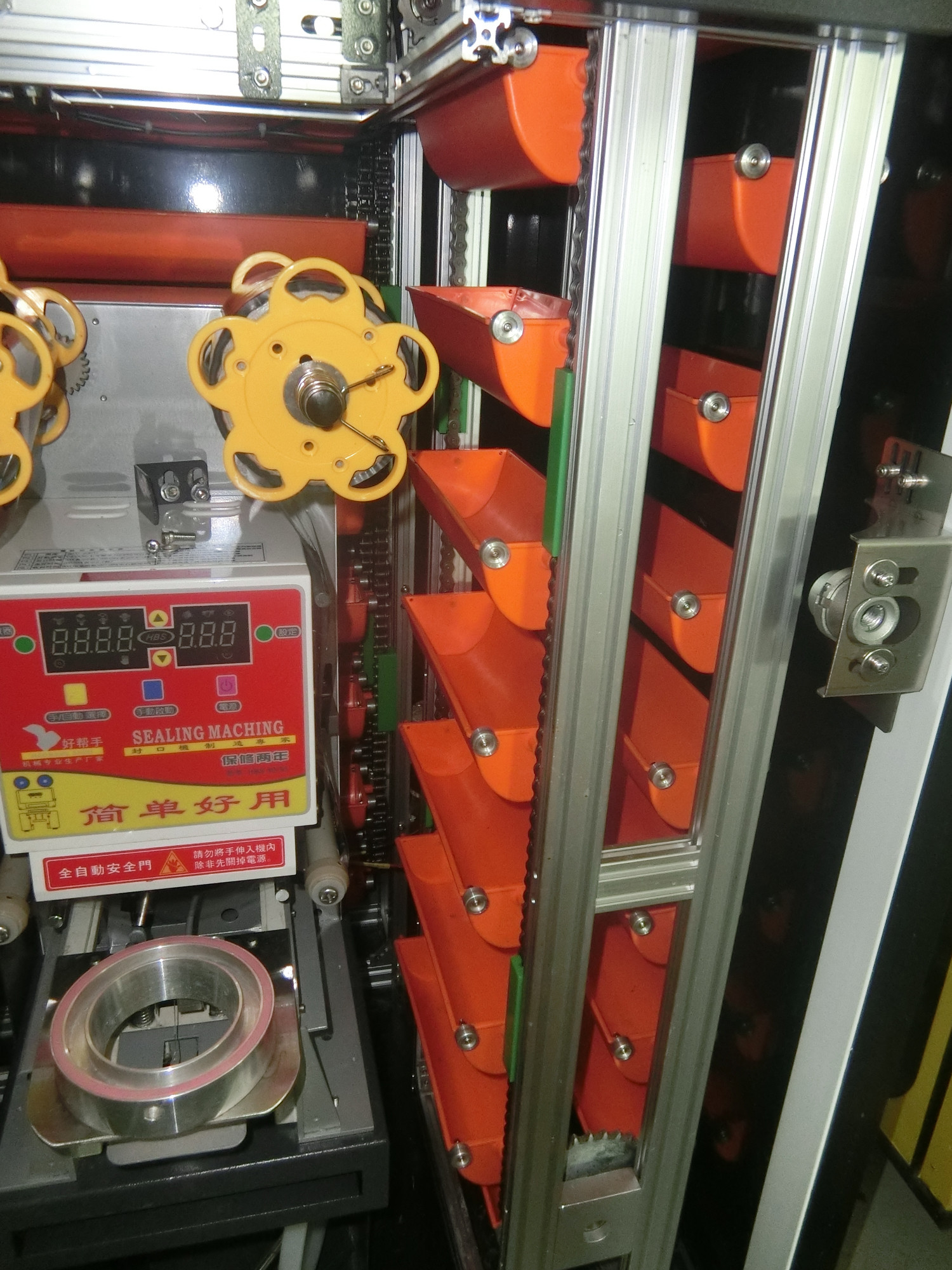 Fresh Orange Juice Vending Machine With Cooling System Instant Orange Vending Machine for Commercial Use