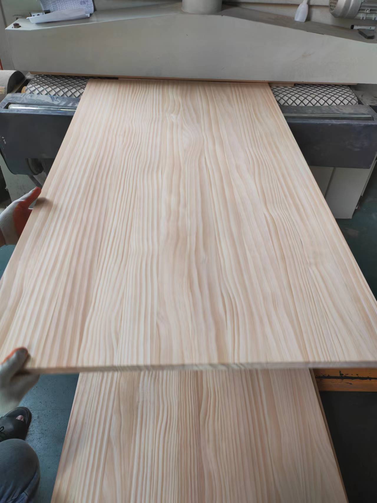 Solid Wood Panel Pine Timber Glue Joint Panel in Traditional Design 6-35mm Thickness