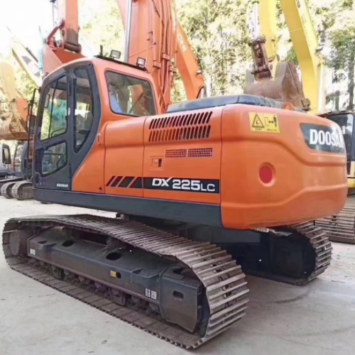 Doosan DX225LC 22 Ton Digger Excavator with 21800 Weight and 0-2000 Hours in Good Condition