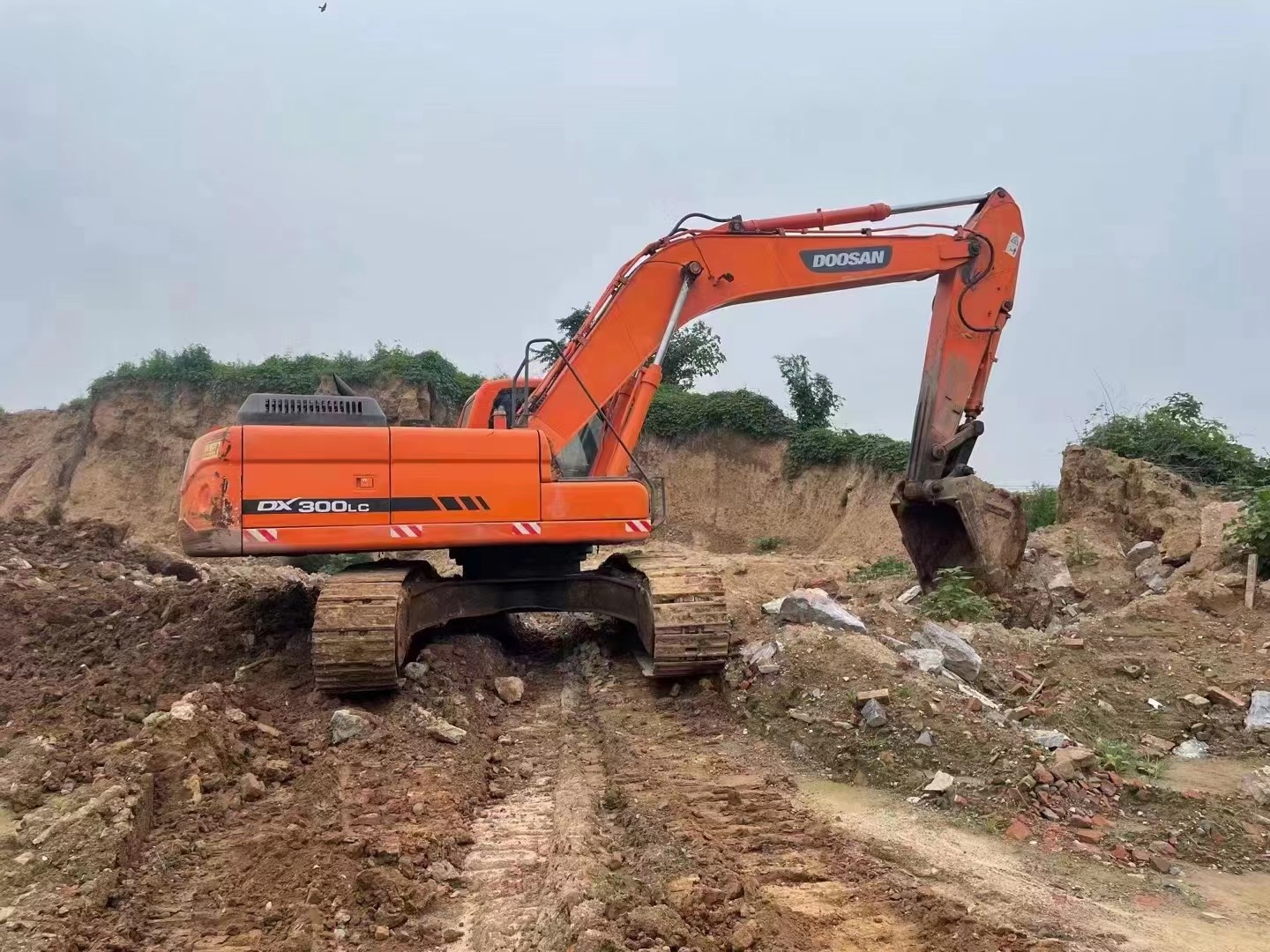 From China's second-hand Doosan excavator DX300LC 30 ton large mining excavator