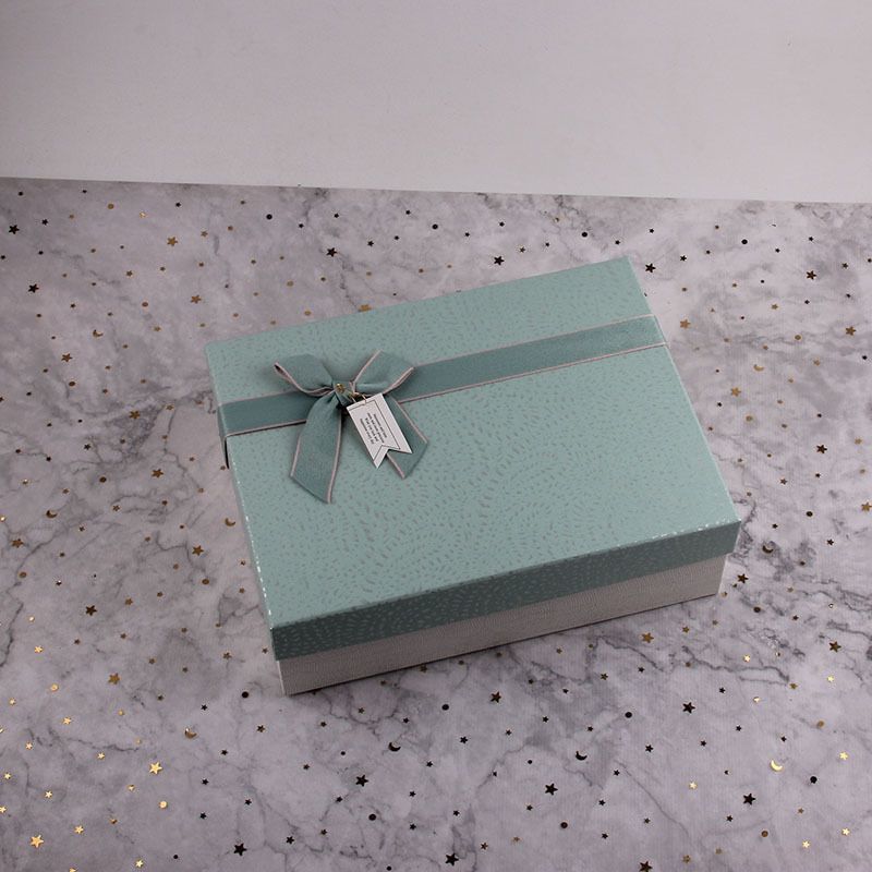 Solid Color Advanced Custom Logo Printing Fashionable Rigid Cardboard Packaging Apparel and Shoes Gift Box with Straps
