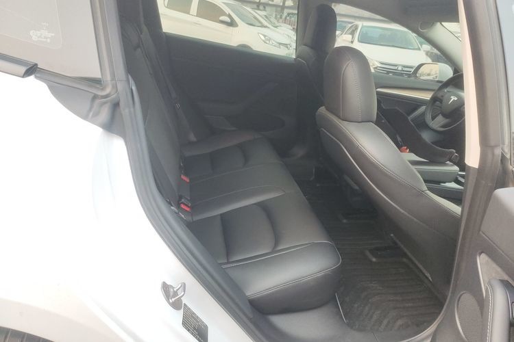 New Energy Electric Vehicle Cars Sedan 4 Wheels High Speed 5 Seats 4 Doors