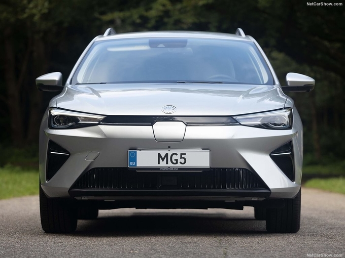 Roomy Affortable All Electric Car At MG 5 EV With A Decent Range 344km And Super Charging Ability