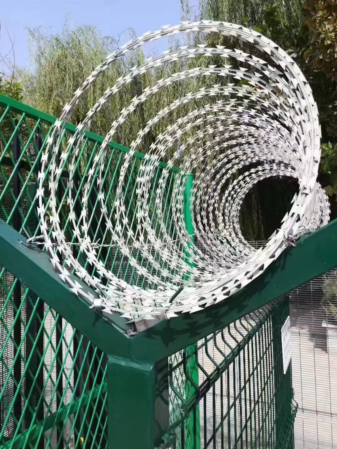 High Quality CBT 65 Anti Climbing Razor Barbed Wire Galvanized Concertina Wire With Pallet For Security