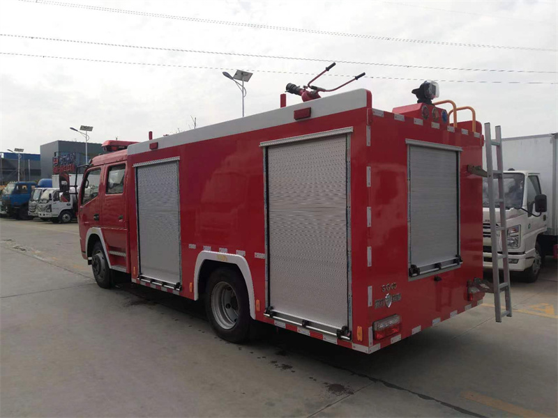 Dongfeng 4 Ton (3t Water 1t Foam) Discharge 30L/S Spraying Distance Maximum 55m Speed 95km/h Foam Fire Truck