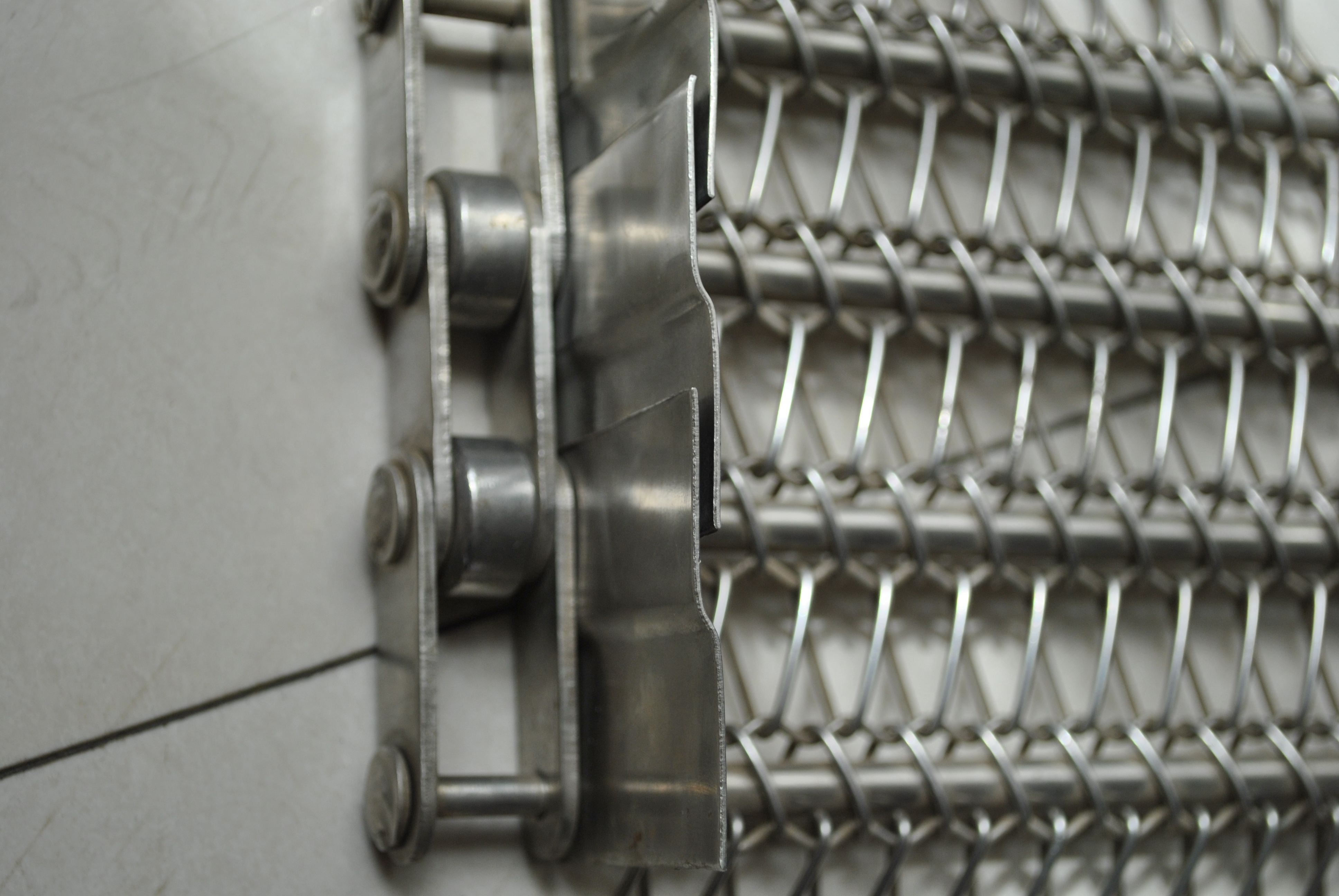 Light Grey Stainless Steel Plate Link Conveyor Belt With Baffle