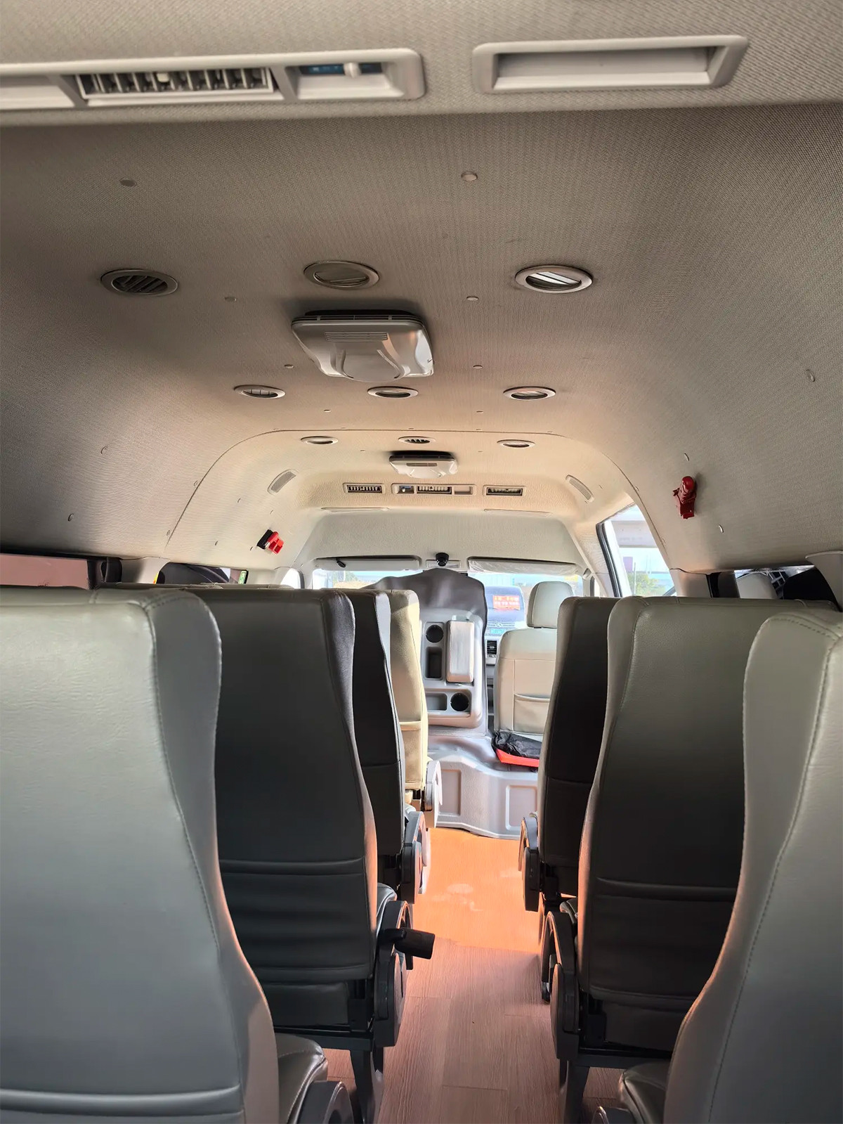 Used Mini Coach 2017 Year 19 Seats Oil Engine External Swinging Door Jinlong Hiace