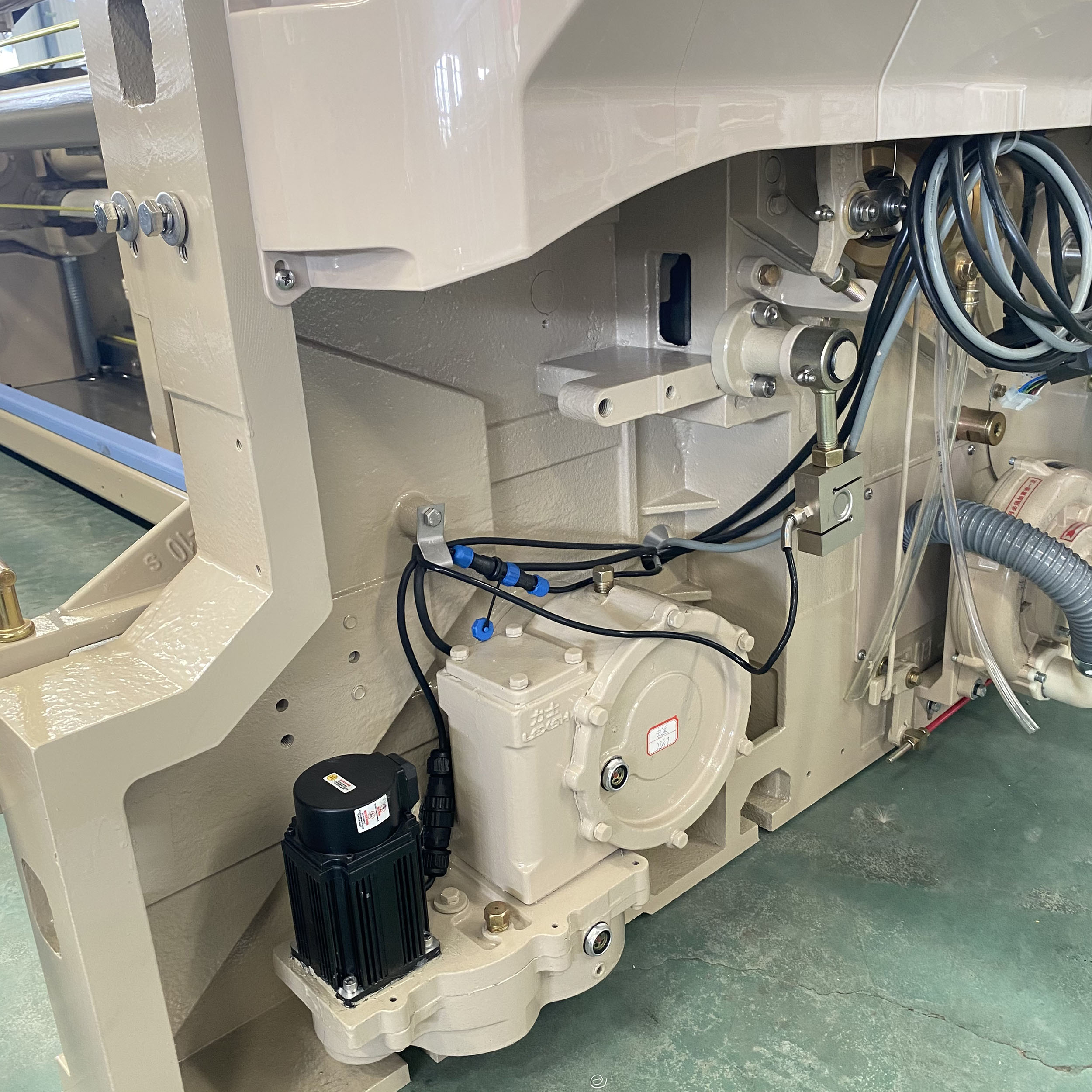 Single Pump Water Jet Weaving Loom with Double Nozzle