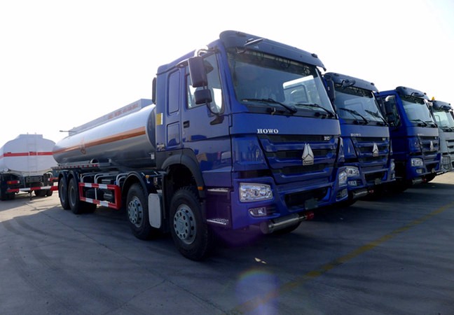 SINOTRUK HOWO 4x2 10,000 Liters oil fuel tank truck capacity for sale