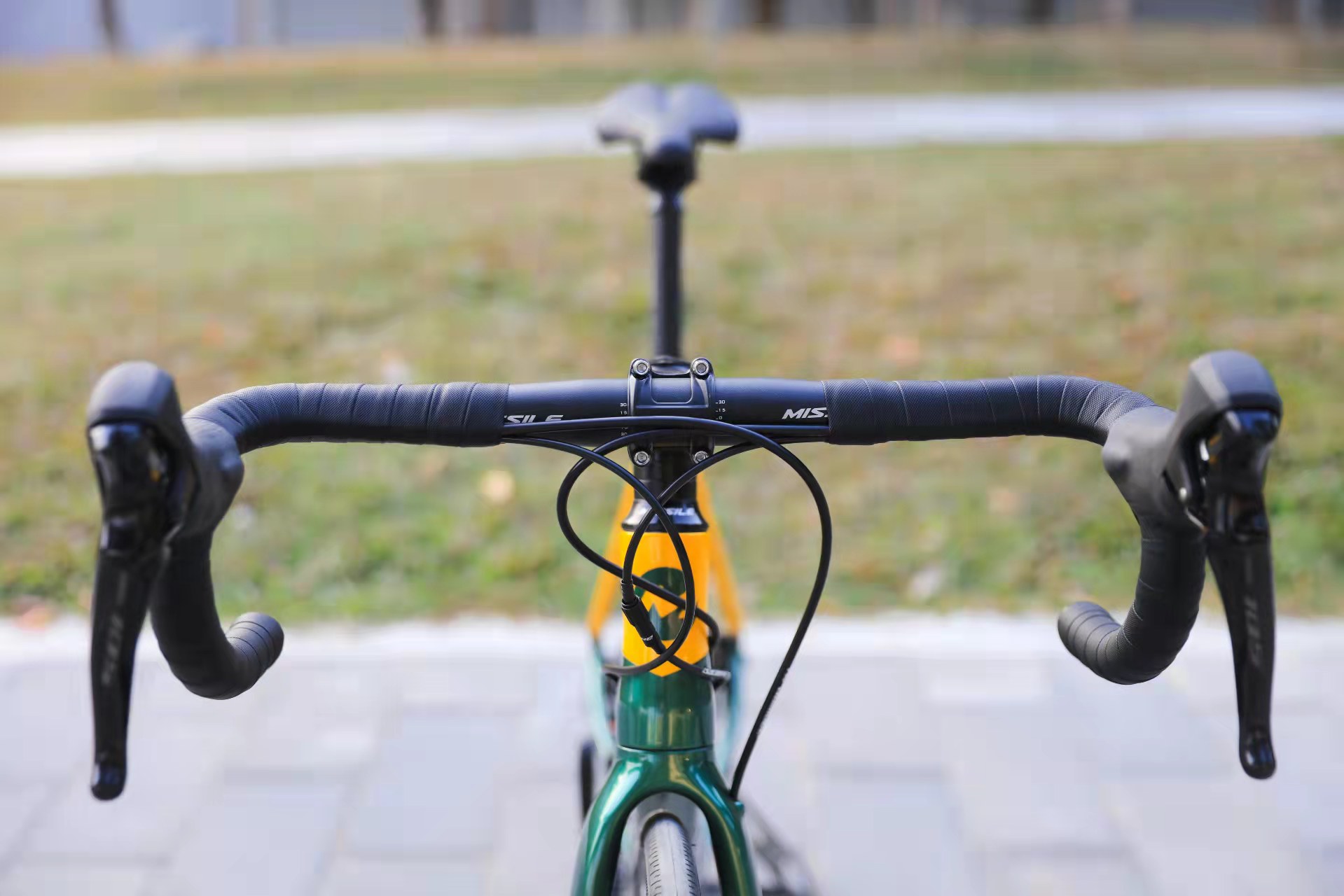 Carbon Fibre Fork Material and Aluminum Alloy Rim Material 700c Road Bike Racing Bicycle