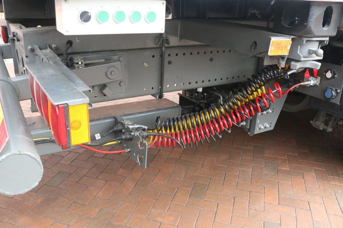 Single Row Of Half Seats Manual 16 Gears Diesel 480HP 6*2 Mid-Axle Removable SITRAK Van Truck