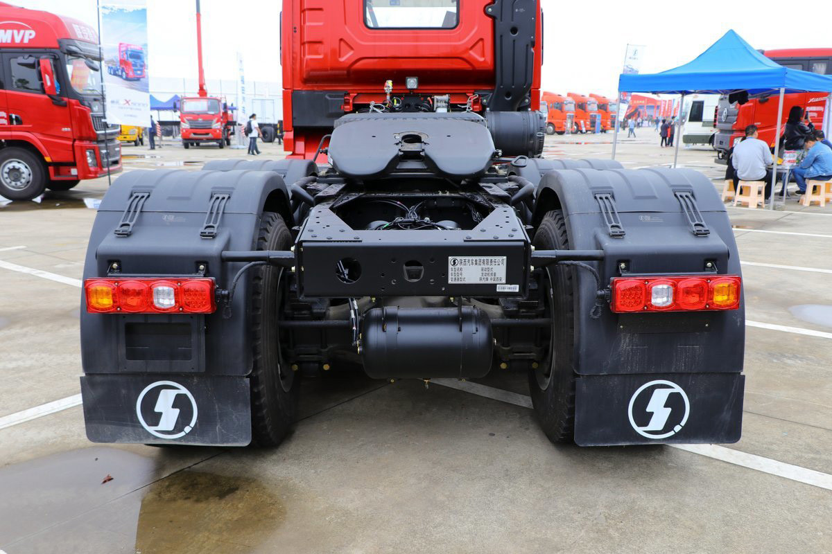 Air-Conditioned Air Deflector Air Bag Shock-Absorbing Seat Diesel 550HP Shacman Heavy Tractor