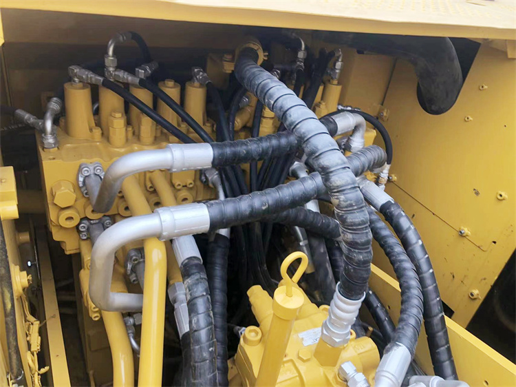 Good Condition 20 Ton Used Caterpillar 320D2 Excavator in Japan with Low Working Hours