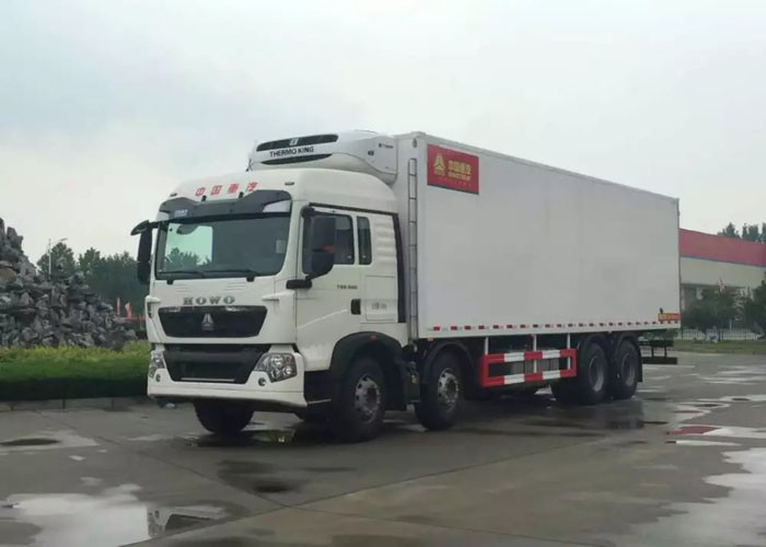 8×4 Refrigerated Trucks And Vans SINOTRUK HOWO 40 Ton For Carrying Frozen Foods