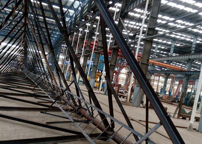 Galvanized / Painted TV / Radio Antenna Tower Steel Material 20m - 180m Height