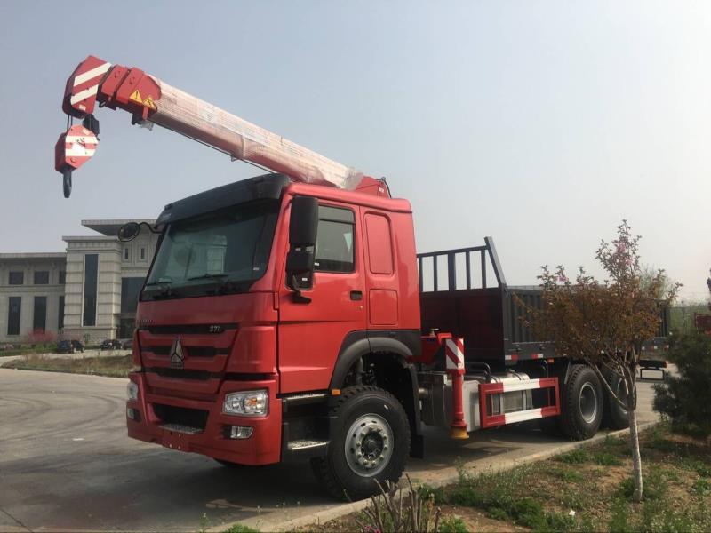 truck with crane.pic