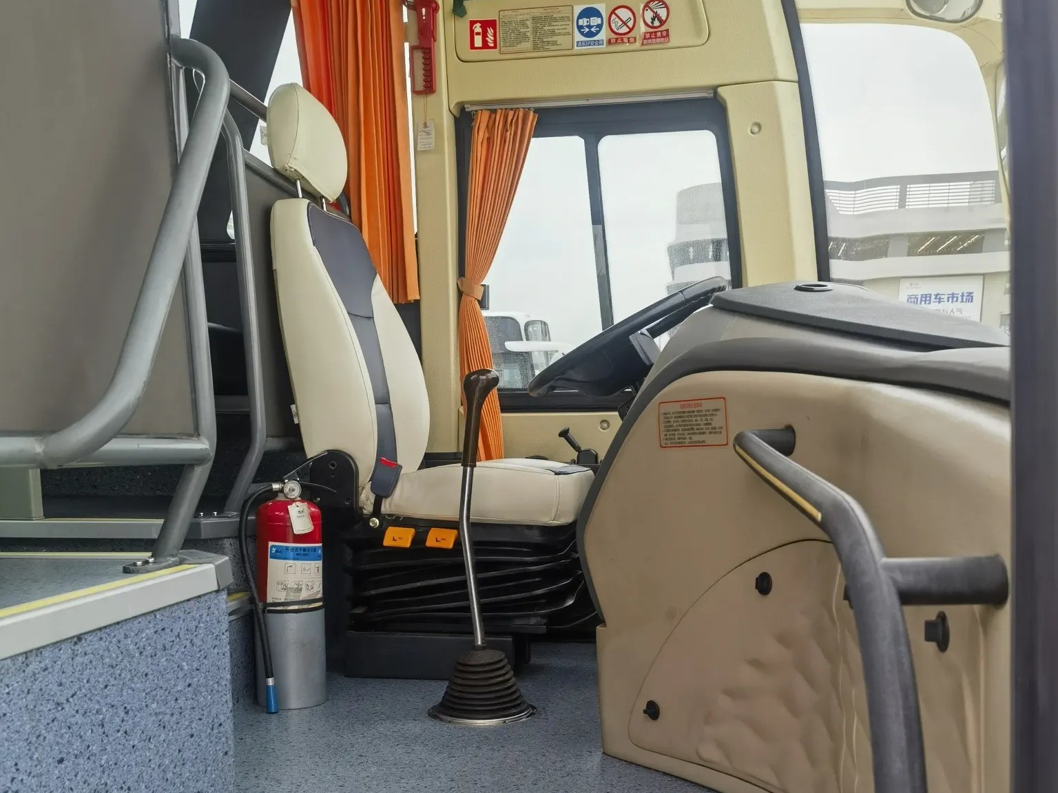 Used Diesel Coaches 36 Seats Good Floor Air Conditioner 2+2 Seats Layout LHD/RHD Golden Dragon XML9647