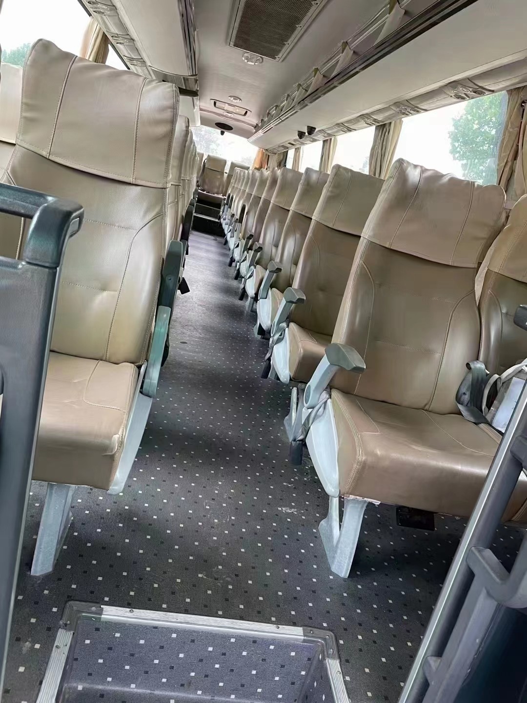 Kinglong Cummins Bus Parts XMQ6129 Vip Luxury Diesel Long Distance 53seater Coach For Africa