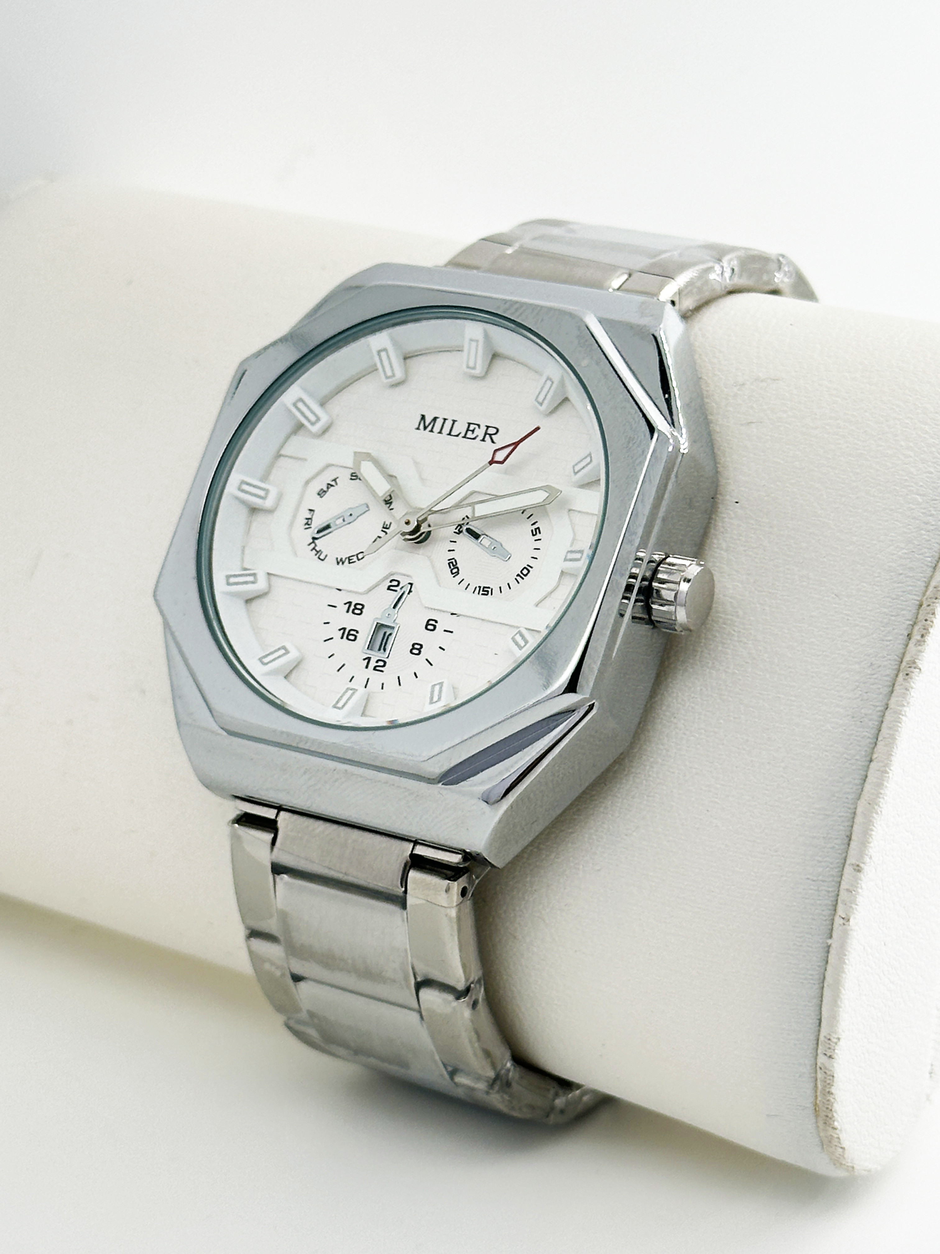 Wholesale Watch Men′s Scale Three Eyes Six Hands Waterproof Quartz Watch