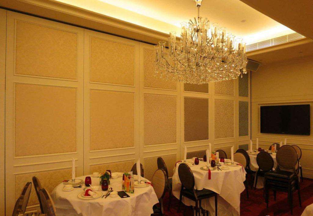 Sound Insulated Movable Wall Partitions Sliding Retractable Room Dividers For Game Area