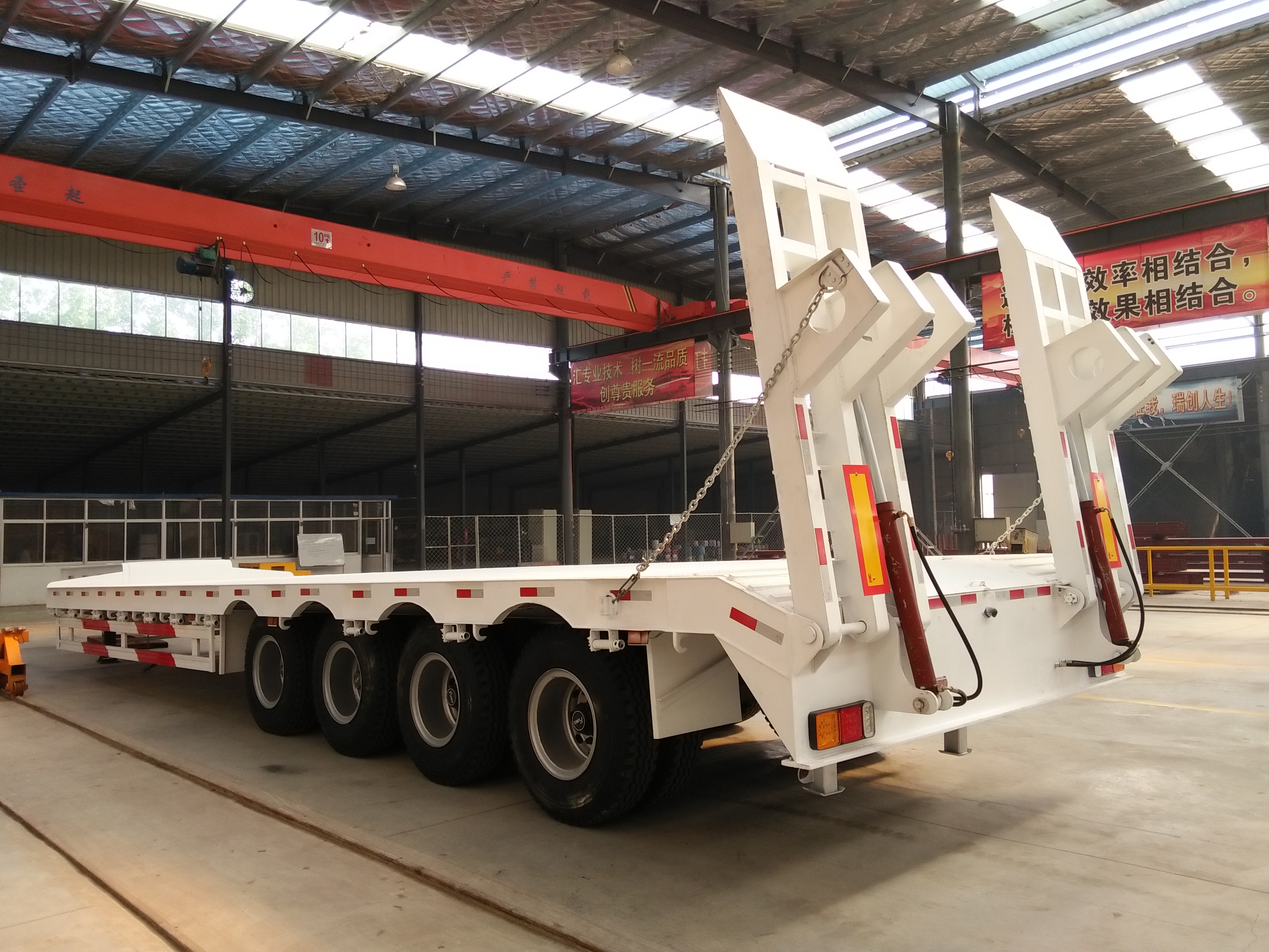 Transport Excavator with Hydraulic Gooseneck 80Tons 4 Axles Low Bed Trailer and Ladder