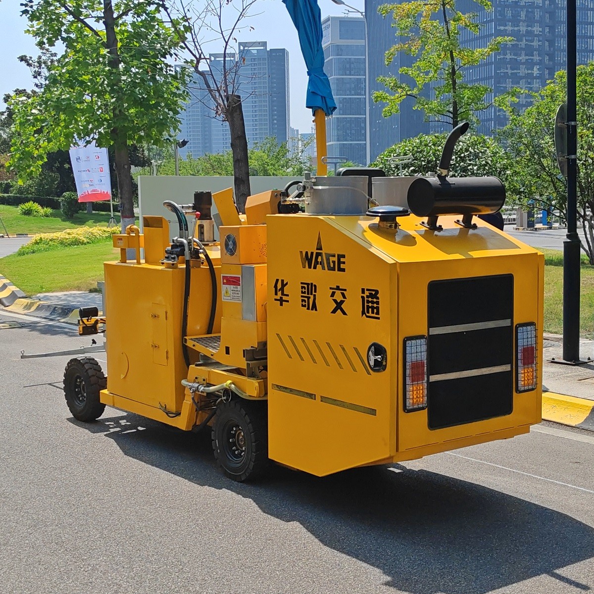 400kg Paint Tank Capacity Passenger Driving Thermoplastic Road Marking Truck for Road Construction
